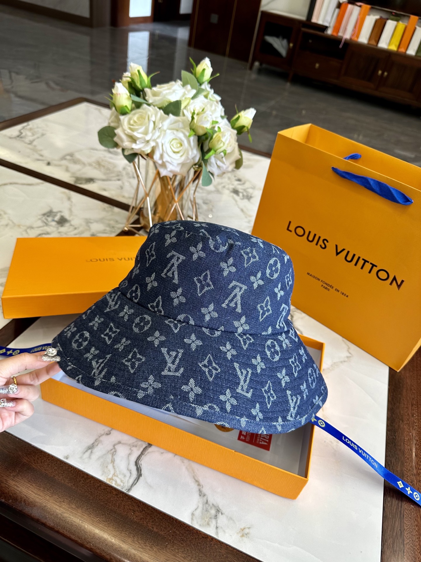 LV hat model 03